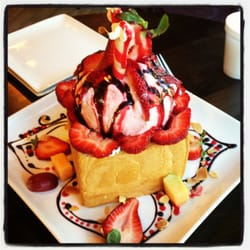 Cafe LaTTea - Strawberry dreaming brick toast!