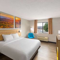Days Inn by Wyndham Glasgow - Guest room