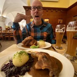 Der Andechser im Ratskeller - Chicken with red cabbage and sticky potato balls