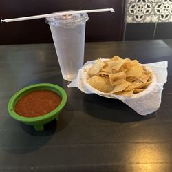 Takos Y Mas - chips & salsa