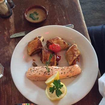 Café Leone - Dos de saumon, feuilleté de légume. - Tapas/Small Plates Near Me - Lyon, 69