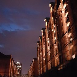 Lichterfahrt in der Speicherstadt - Über die Speicherstadt und ihre Kontore sowie die Geschichte dieses Viertels gibt es viel zu erzählen.