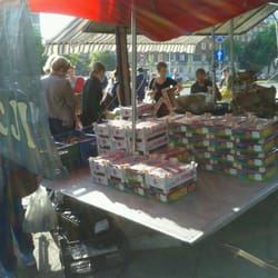 Bazarek na Gagarina - Wszyscy chcą kupić truskawki!