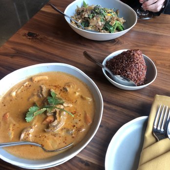 Temsib Eatery & Bar - Pad see ew and Massamun curry - Thai Near Me - Bellevue, Washington