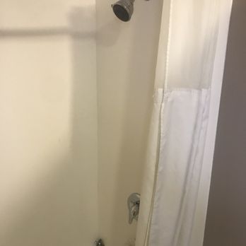 Travelodge by Wyndham Eureka - Shower/tub combo - Hotels Near Me - Eureka, California