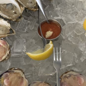 Catch Oyster Bar - 6 Oysters and 6 Clams - fresh and yummy! - Seafood Near Me - Patchogue, New York