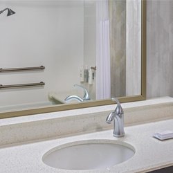 Hampton Inn & Suites Cranberry Pittsburgh - Guest room bath