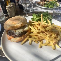 L'Escapade - Burger and fries