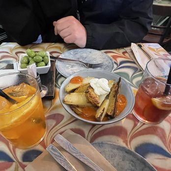 La Violeta - Papas bravas, sangria, y aceitunas - Wine Bars Near Me - Barcelona, B