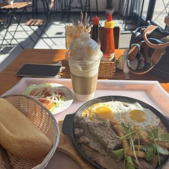 Bon Bon's Cakery and Cafe - Bo Ne, Soursop smoothie - Cafes Near Me - Fairfax, Virginia