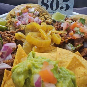 Taqueria 805 - Chips and Guac on the plate - Food Trucks Near Me