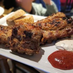 Lindenbräu - Gute Portion: Spare Ribs, die dankenswerterweise nicht unter Barbecue-Sauce verschwinden