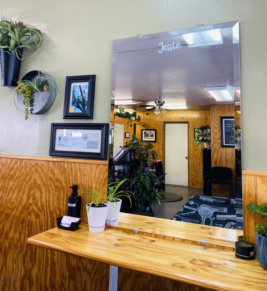 The Local's Choice Haircutting Logo