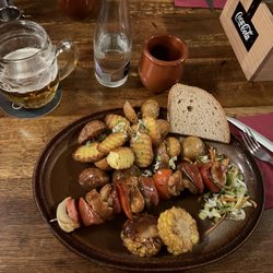 U Sedmi švábů - GRILOVANÝ KUŘECÍ ŠPÍZ S KUKUŘICÍ, PEČENÉ BRAMBORY/GRILLED CHICKEN SKEWER WITH CORN, BAKED POTATOES