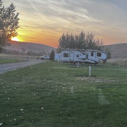 Tucannon River RV Park - Large spaces and beautiful sunsets