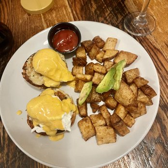 Somo Manayunk - crab cake benedict - New American Near Me - Philadelphia, Pennsylvania Somo Manayunk - crab cake benedict - New American Near Me - Philadelphia, Pennsylvania