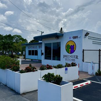 Premier Pet Care - Exterior- they have an expanded parking lot so plenty of parking - Veterinarians Near Me - Fort Lauderdale, Florida
