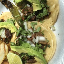 Michael's Tacos - Tres tacos al pastor con avocado.