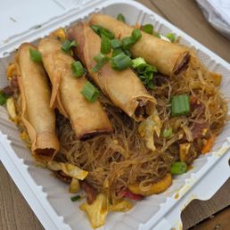Lumpia on pancit