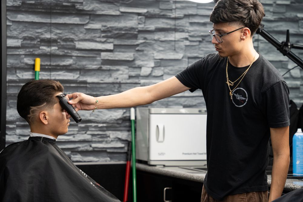 Signature Barbering Pro East Logo