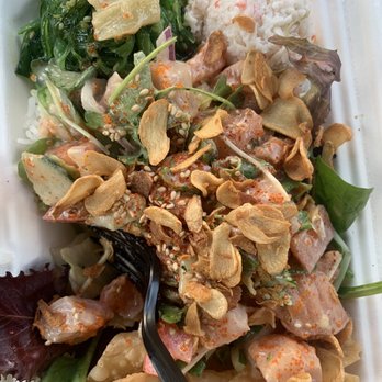 8oz Poke - Salmon and yellowtail crispy garlic seaweed crab mix white rice salad wonton chips and MORE - Poke Near Me - Studio City, California