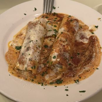 Erio's Ristorante - Cannelloni Con Salsa - Italian Near Me - Saint Peters, Missouri Erio's Ristorante - Cannelloni Con Salsa - Italian Near Me - Saint Peters, Missouri