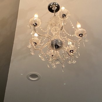 New Haven Inn - Chandelier above the bed - Hotels Near Me - Solvang, California New Haven Inn - Chandelier above the bed - Hotels Near Me - Solvang, California