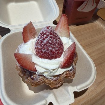 Naisnow Bakery - strawberry tart - Bakeries Near Me - Long Island City, New York
