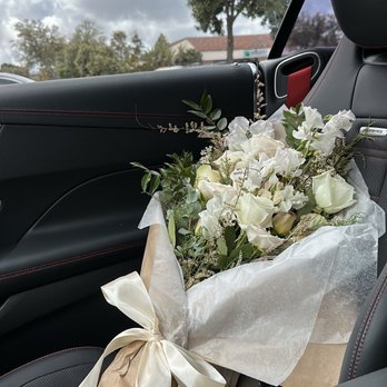 Bougie Twigs & Blooms - Floral Designers Near Me