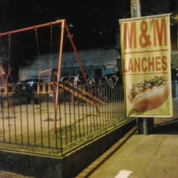 M&M Lanches - Pracinha onde fica o trailer.