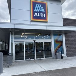 ALDI - Front entrance