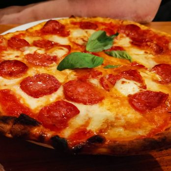 I Terroni - Pizza mit pikanter Salami - Pizza Near Me - Vienna, 9 I Terroni - Pizza mit pikanter Salami - Pizza Near Me - Vienna, 9