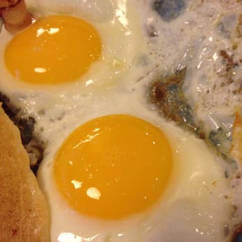 Moonlite Diner - Look at the "slime" around the yolks.   Ewww. Meal is $8.50 and they can't even give toast! - Diners Near Me - Hollywood, Florida