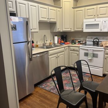 Oglethorpe Lodge - Kitchen - Hotels Near Me - Savannah, Georgia Oglethorpe Lodge - Kitchen - Hotels Near Me - Savannah, Georgia