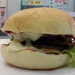 GoGo - Cadillac.  Burger, bacon, cipolle, lattuga, formaggio, ketchup e maionese.