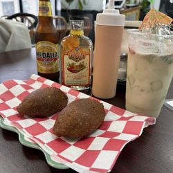 La Isla Menos - Alcapurrias/Medalla/Mojito de Coco