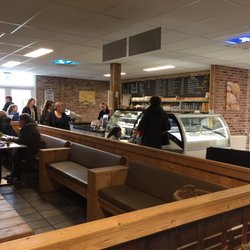 De Mekkerstee - Restaurant gedeelte. Het verse ijs. En de koffie en lekkernijen hoek.
