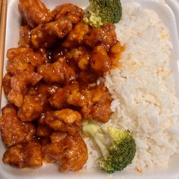 It's supposed to be General Tso's Chicken with broccoli. 2 pieces exactly. It's supposed to be General Tso's Chicken with broccoli. 2 pieces exactly.