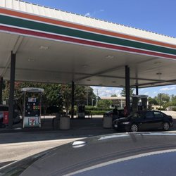 7-Eleven - Gas pumps