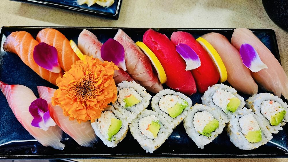 Sakura Sushi House Logo