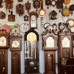 Time To Eat Café - More clocks