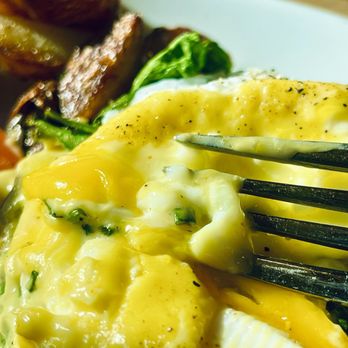 Whidbey's A Daytime Eatery - Runny "easy" egg - West Coast Benny - Breakfast & Brunch Near Me - Enterprise, Nevada