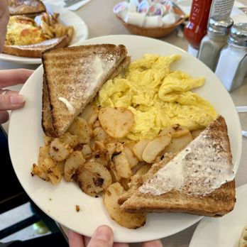 Mitchell's On Main - Breakfast & Brunch Near Me - Cromwell, Connecticut