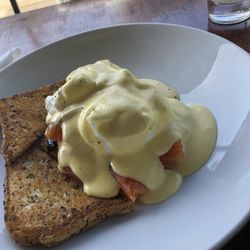 Kizmet Cafe - Eggs Benny with Salmon !