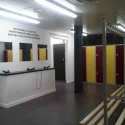 Flye Fit - Changing room with showers and lockers