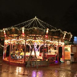 Weihnachtsmarkt - Kindergeschäft weihnachtlich geschmückt
