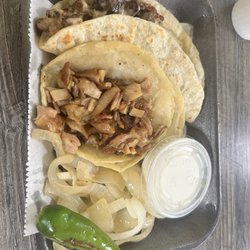 Jalapeños LaBelle - Steak quesadilla, taco de buche