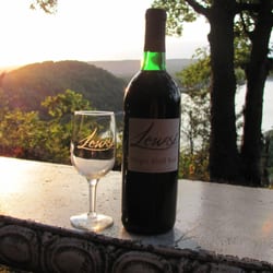 Lewsi Winery - Enjoy your wine relaxing on Virgin Bluff at Lewsi Winery