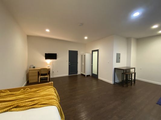 Hollywood Off Vine (Hov) by null