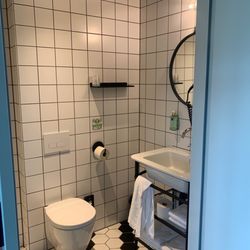 Hotel ibis Styles Amsterdam Airport - Fresh and modern restroom